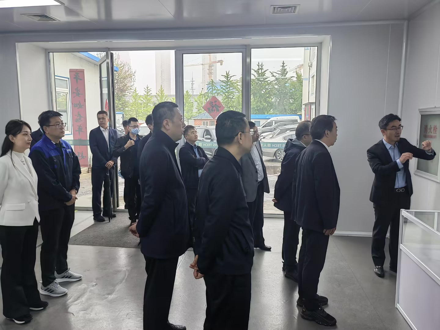 中國(guó)人民銀行遼寧省分行黨委書(shū)記、行長(zhǎng)付喜國(guó)等一行蒞臨海外華昇參觀(guān)調(diào)研